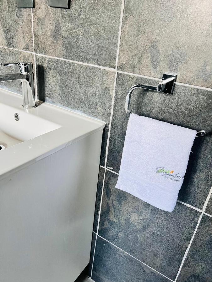 Signature Boutique Guesthouse Маун Екстер'єр фото